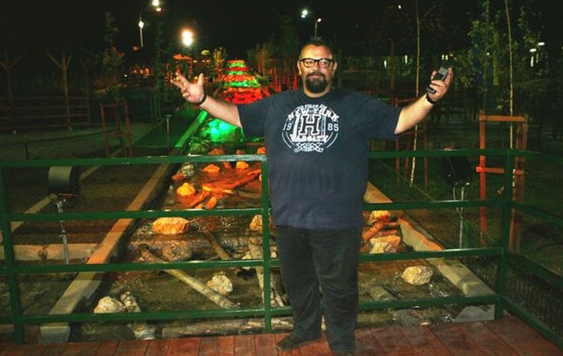 Foto | Zeci de copii au venit noaptea să admire lucrarea peisagistică din sectorul 4: "Ce mult ne place Cascada-Curcubeu"