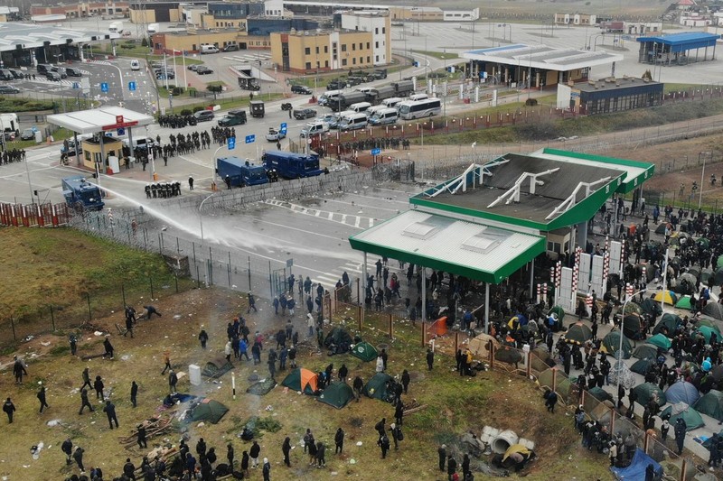 Marți, 16 noiembrie, poliția poloneză a pus tunurile de apă pe migranții care încercau să treacă granița din Belarus | Foto: EPA