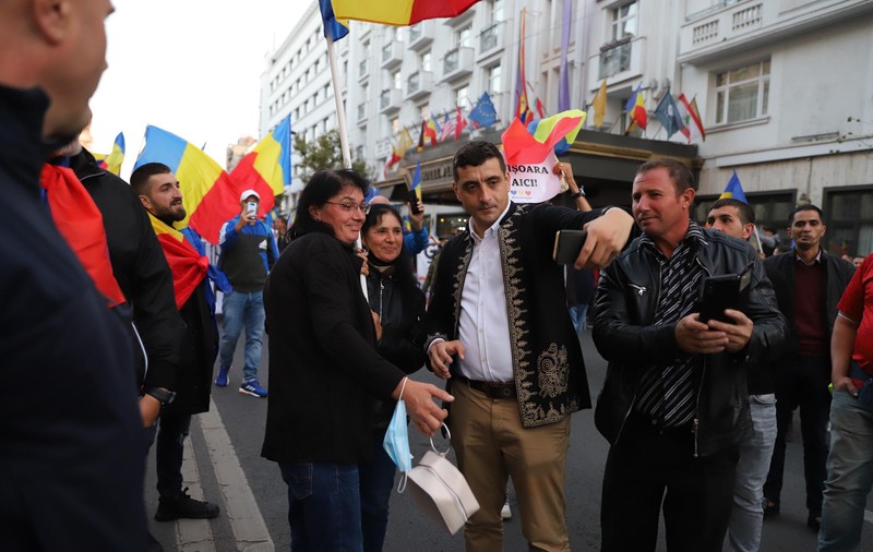 RO Vaccinare, comentariu pe pagina lui George Simion: „Vă invităm la protestul împotriva COVID-19, în centrele de vaccinare”
