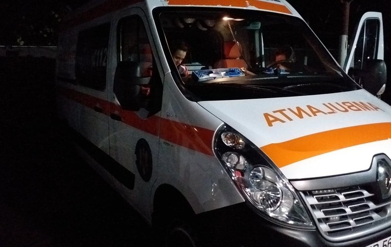 VIDEO | Ambulanță din Brăila, atacată cu pietre. Scandalagiii protestau în cazul tinerei moarte la o lună după naștere