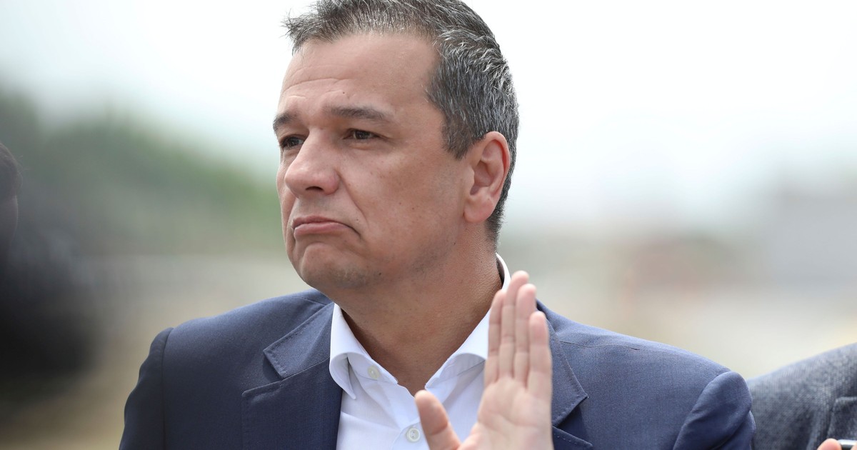 Sorin Grindeanu surprins cu o mână ridicată în timpul unei vizite făcute pe șantierul variantei ocolitoare Timișoara Sud