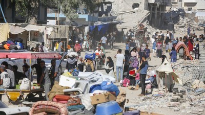 Palestinians leave their homes after Israel's evacuation warning in Khan Yunis