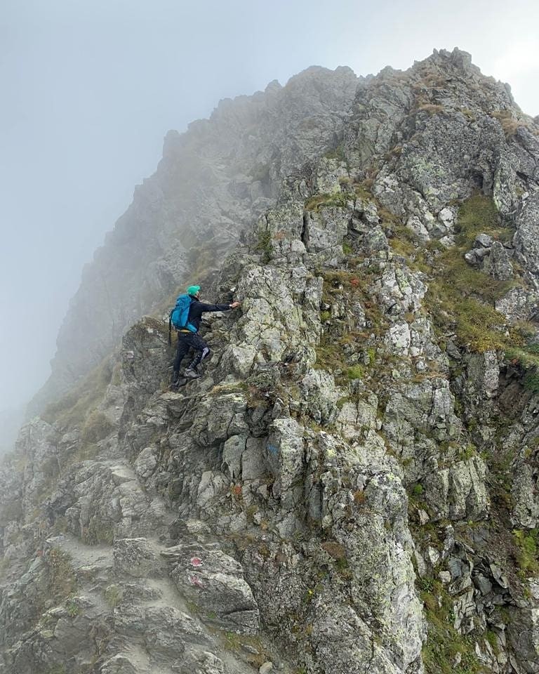 Horia Tecău escaladând o porțiune abruptă a traseului