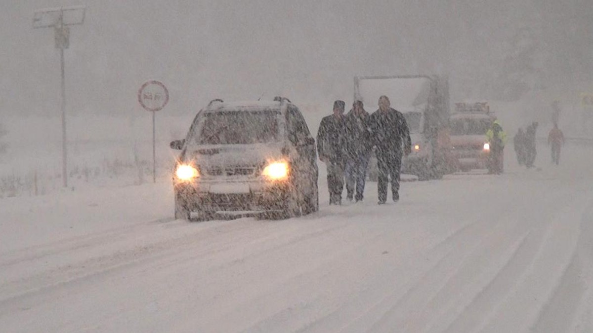 Buzău, Vrancea, Galaţi, Vaslui, Bacău, Neamţ şi Iaşi. Oameni și mașini mergând pe o stradă acoperită cu zăpadă