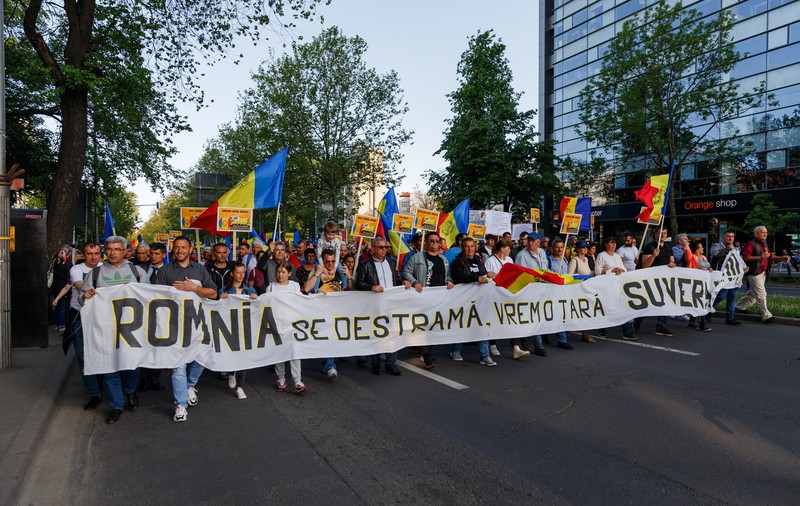 REPORTAJ. Am mers patru ore alături de protestatarii AUR. Ce i-a motivat să vină de la sute de km distanță la chemarea singurului lider de partid din România care e pomenit de susținători pe numele mic: „George”
