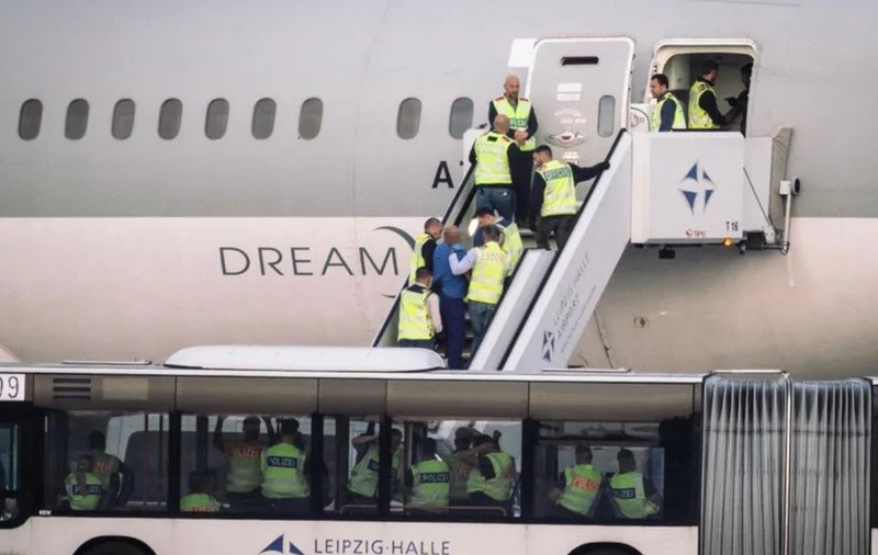 „O problemă de securitate”. Germania expulzează 28 de afgani, în premieră din 2021, cu două zile înaintea unor alegeri regionale | VIDEO