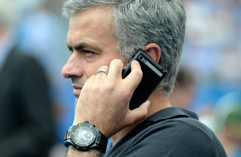 epa04802920 Chelsea manager Jose Mourinho watches the game between Rafael Nadal of Spain and Alexandr Dolgopov of Ukraine of the Aegon tennis championships at the Queens Club in London, Britain 16 June 2015. EPA/FACUNDO ARRIZABALAGA