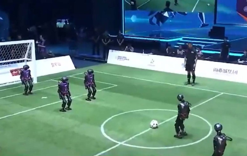 China a organizat un turneu de fotbal între roboți umanoizi: unii dintre ei au părăsit terenul pe targă