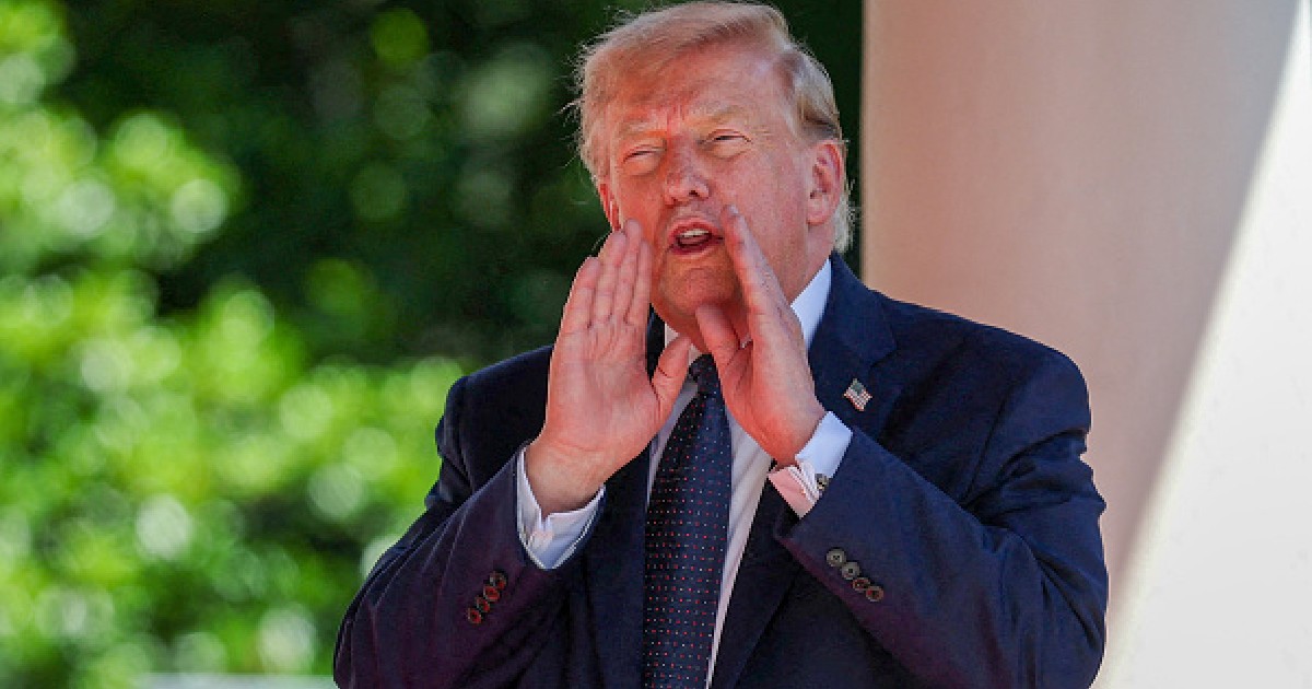 DOnald Trump, președintele SUA, cu mâinile în jurul gurii, spunând ceva