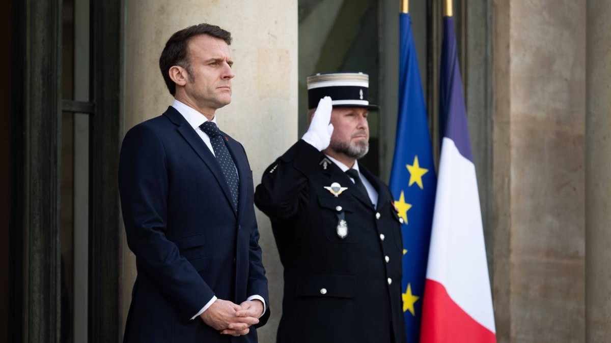presedintele emanuel macron in fata Palatul Elysée