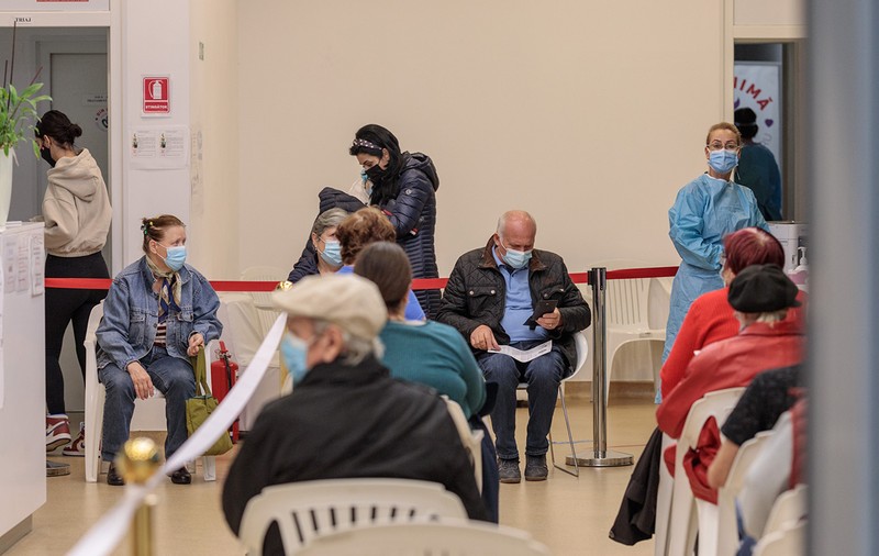 Cum a reușit o cafenea să-și convingă clienții să se vaccineze: „I-am așteptat de la vaccinare cu paracetamol în loc de bere”