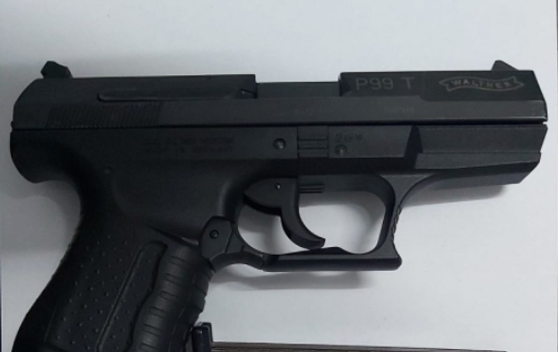 Un tânăr din Constanța a luat pistolul tatălui „să se dea mare” în fața prietenilor. Poliția a deschis dosar penal
