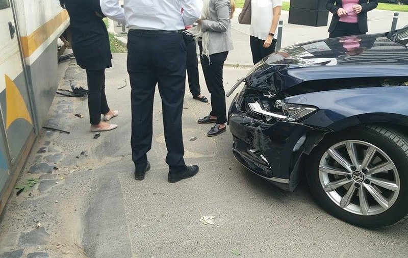 FOTO | Accident rutier între un tramvai și un autoturism, pe bulevardul Dimitrie Pompeiu din Capitală, în zona Pipera