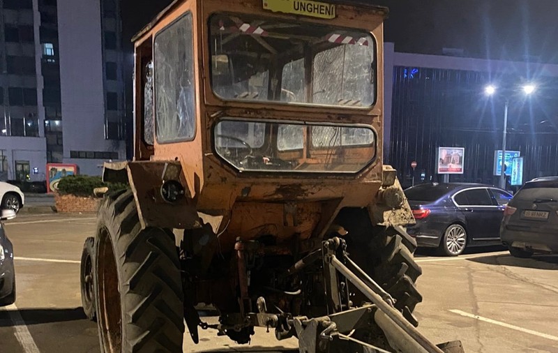 Doi bărbaţi au venit la mall-ul din Iaşi cu tractorul cu plug. Șoferul nu avea permis de conducere și consumase alcool