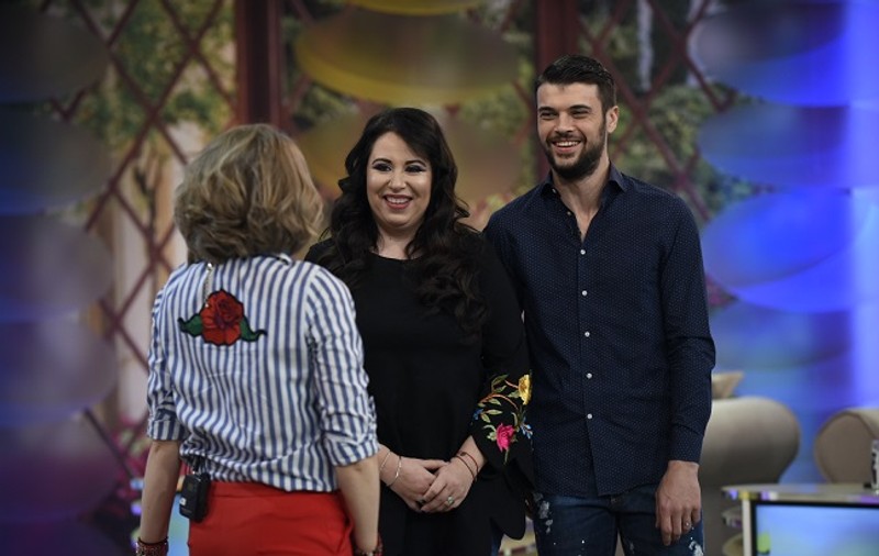 Oana Roman împrumută bani de la prieteni şi își amanetează bijuteriile ca să trăiască