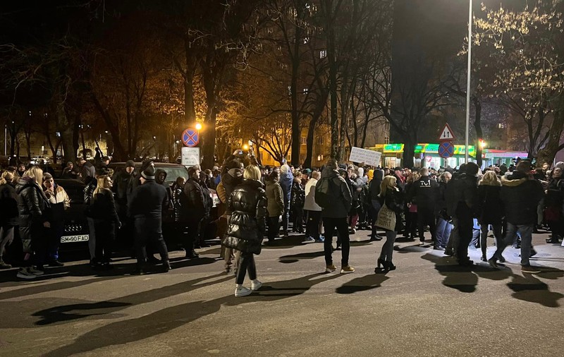 Sute de oameni au protestat în faţa Spitalului Judeţean din Satu Mare, după ce o fată de 15 ani a murit la Urgențe. Ce acuzații aduce familia