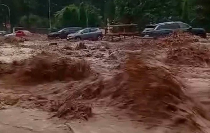 Viiturile din Bușteni s-au revărsat și pe Facebook: „De vilele construite în mijlocul pădurii, v-ați mirat?”
