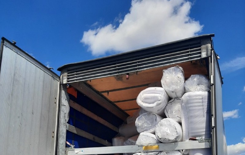 Un șofer a sunat la Poliție și a spus că a văzut mâini ieșite prin prelata TIR-ului condus de un camionagiu român, în Germania