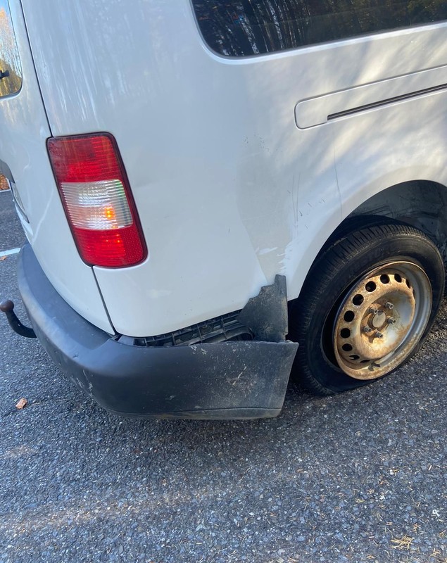 Un sucevean băut a furat o mașină și a condus fără permis. Poliția a tras focuri de armă în cauciucuri ca să îl oprească | VIDEO
