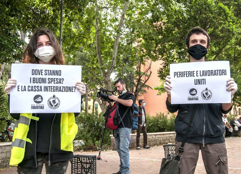 Tineri italieni protestând împotriva primirii ajutorului economic anunțat de guvern și municipalitate în perioada de urgență provocată de coronavirus | Foto: HEPTA