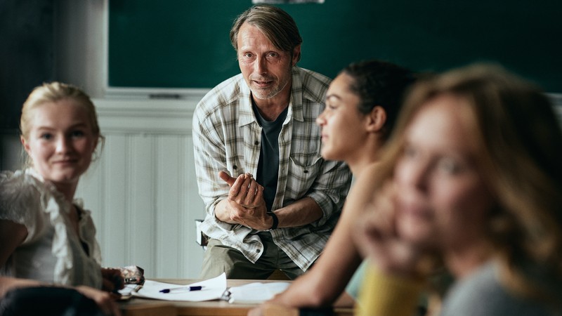 Personajul din film ajunge să experimenteze alcoolul și în timpul orelor de curs | Foto: Henrik Ohsten