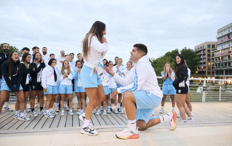Un sportiv argentinian și-a cerut în căsătorie iubita, aflată și ea în delegația de la JO 2024, la fotografia de grup din Satul Olimpic
