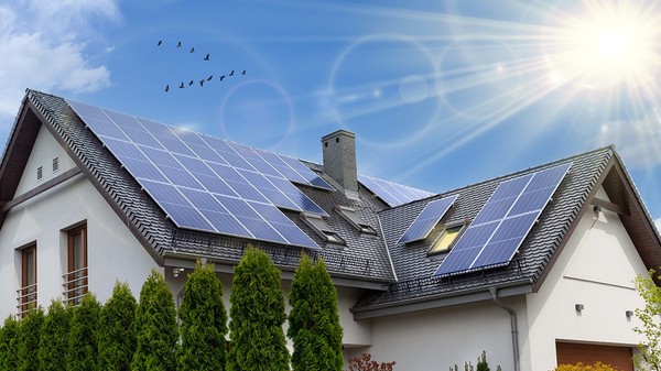 Panouri solare pe un acoperiș în două ape. Foto: Shutterstock