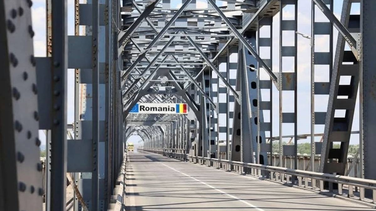 pod ruse giurgiu pe care este un panou pe care scrie romania