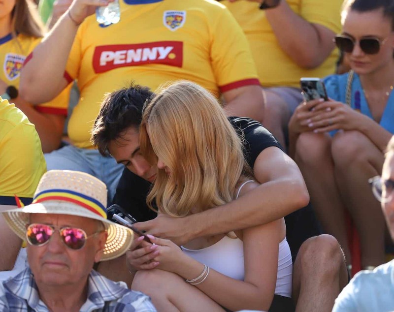 Sărbătoare și la București! Atmosferă incendiară în Piața Universității după ce tricolorii s-au calificat în optimi la Euro 2024