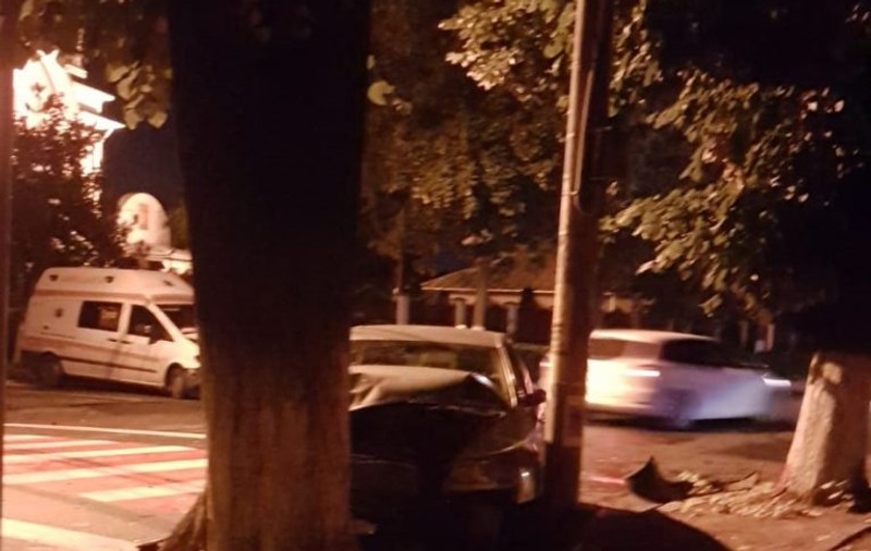 Două persoane au fost rănite într-un accident în care a fost implicată o ambulanță, în orașul Buzău