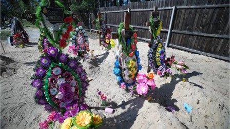 Cele șase cruci din cimitirul unde e îngropată familia lui Ivan. Foto: BBC
