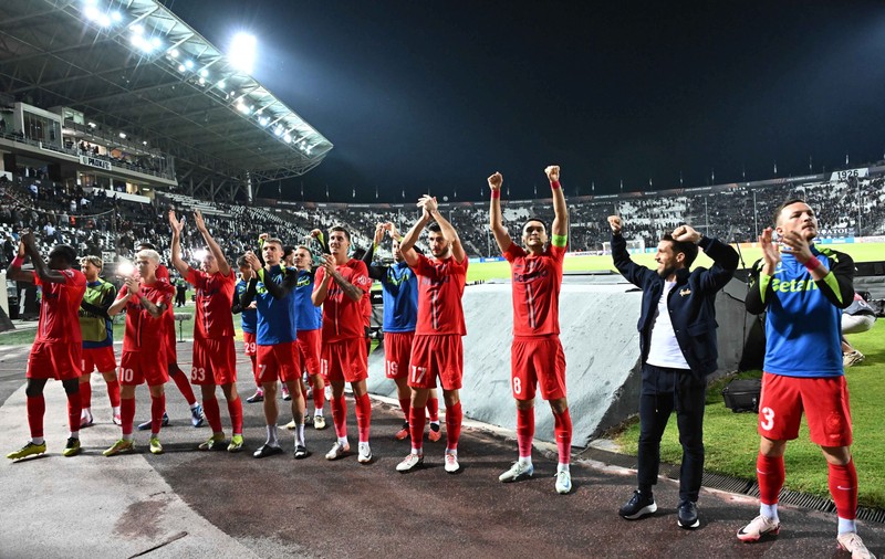 FCSB a câștigat la PAOK Salonic cu 1-0 după un final dramatic, în care echipa lui Răzvan Lucescu a lovit bara