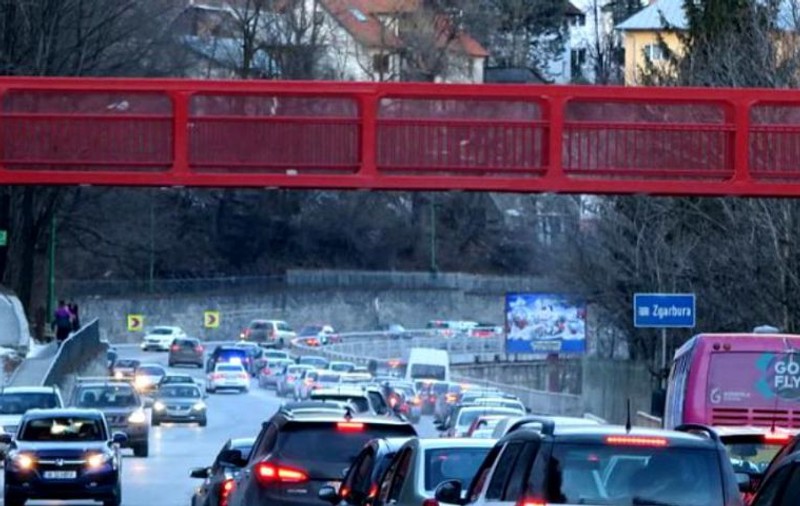 Trafic aglomerat pe DN1. Se circulă bară la bară în Comarnic şi Buşteni