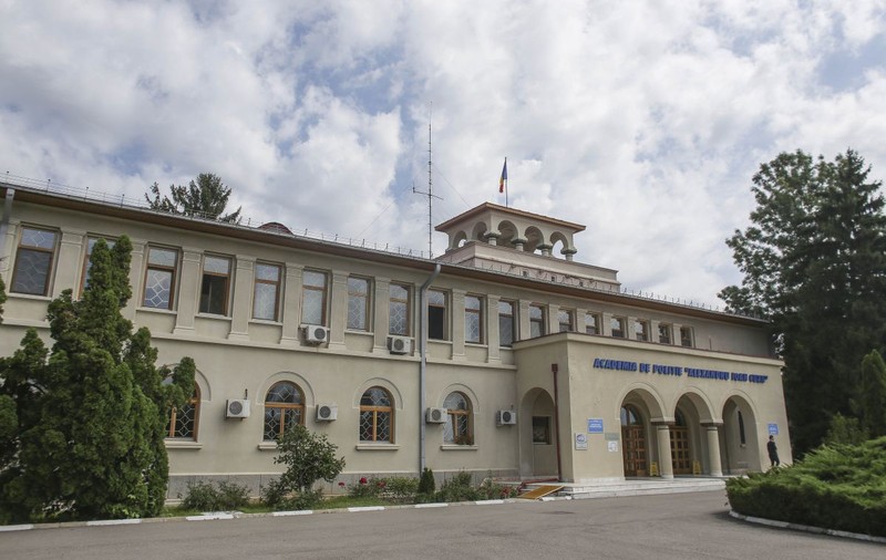 Ofițerul care a amenințat-o pe Emilia Șercan este angajat de un an la Academia de Poliție
