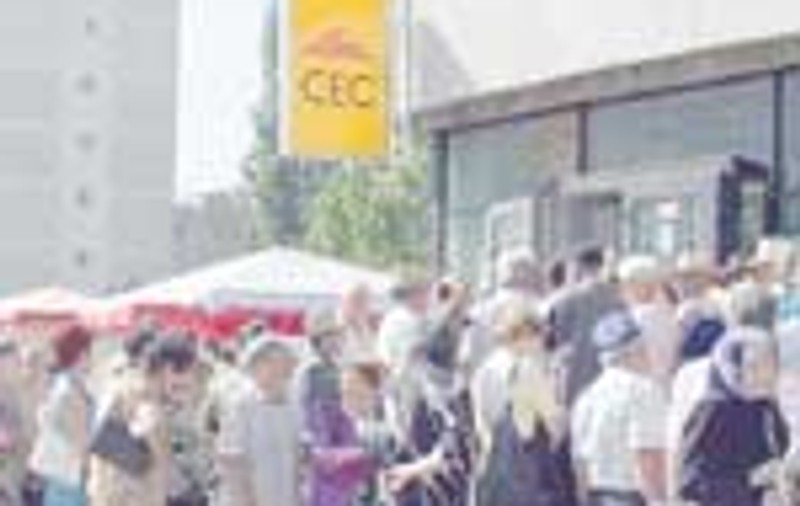 Pensionarii, pasati  de la o banca la alta