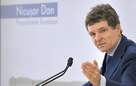 Nicușor Dan a atacat la CCR legea care permite primăriilor să dea 1 million euro pe cluburilor private. Foto: Hepta