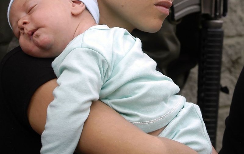 A ucis bebeluşul iubitei sale şi l-a lăsat în cadă mai multe zile