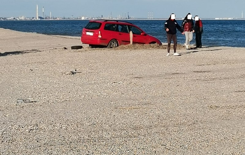 Șofer amendat după ce a intrat cu mașina pe plajă și a rămas blocat în nisip, la Constanța