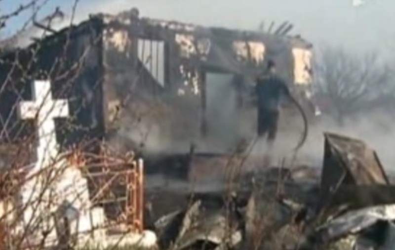 Video / O biserică veche a ars în Vinerea Mare 