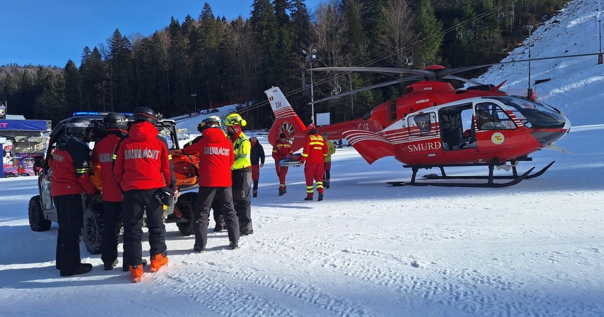 Un schior este transportat cu elicopterul la spital, după ce a căzut pe pârtia Sorica din Azuga. Foto: Salvamont Prahova