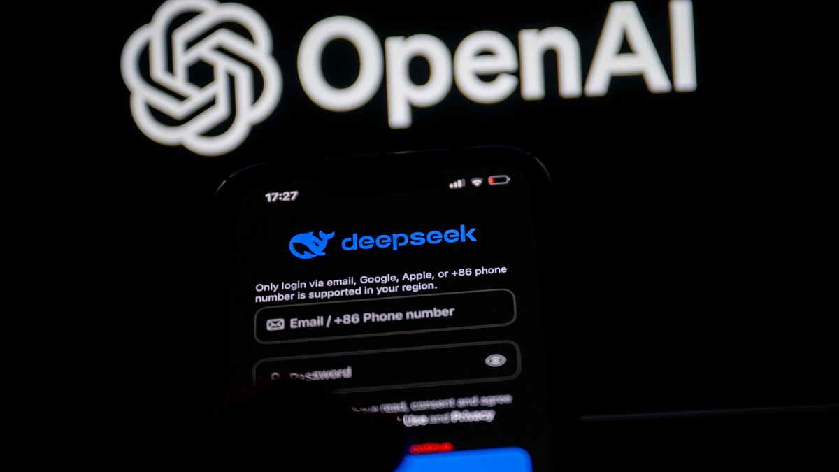 Un telefon pe care este deschisă aplicația DeepSeek, în timp ce pe fundalul din fața acestuia se află logo-ul OpenAI.