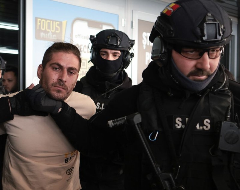 Mascați înarmați l-au scos ținut de gât din Aeroportul Otopeni pe Cosmin Costinel Zuleam, al treilea asasin al omului de afaceri Adrian Kreiner, adus în țară din Indonezia