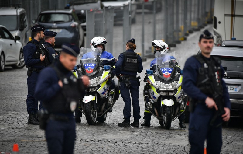 Un ucrainean cu cetățenie rusă, arestat într-un hotel din Paris, după ce un dispozitiv exploziv i-a explodat în față