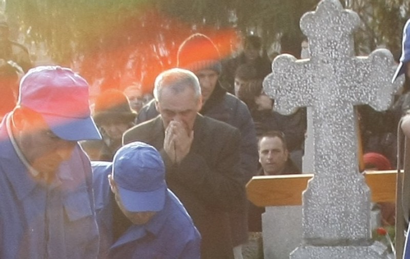 IMAGINI CUTREMURĂTOARE | Durere mai mare nu există! Părinţii Micăi, la înmormântare | FOTO