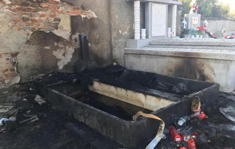 Mormântul unui fost primar din România, distrus de un incendiu. Apropiații familiei vorbesc de un foc pus intenționat