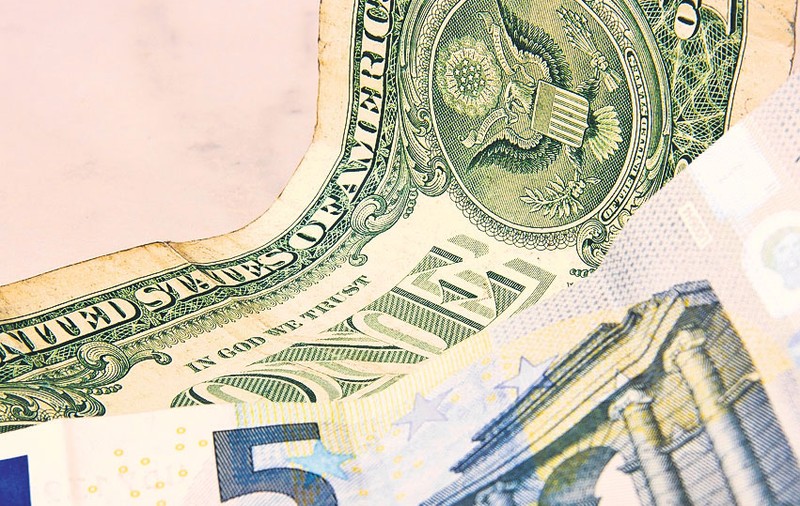 Leul, slăbit de conversia creditelor? Până unde poate creşte euro