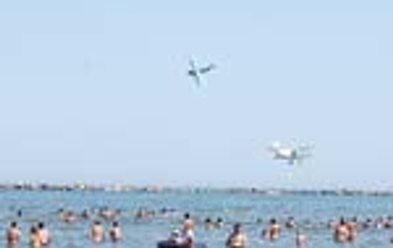 Au zburat cu avioanele la 10 metri deasupra marii