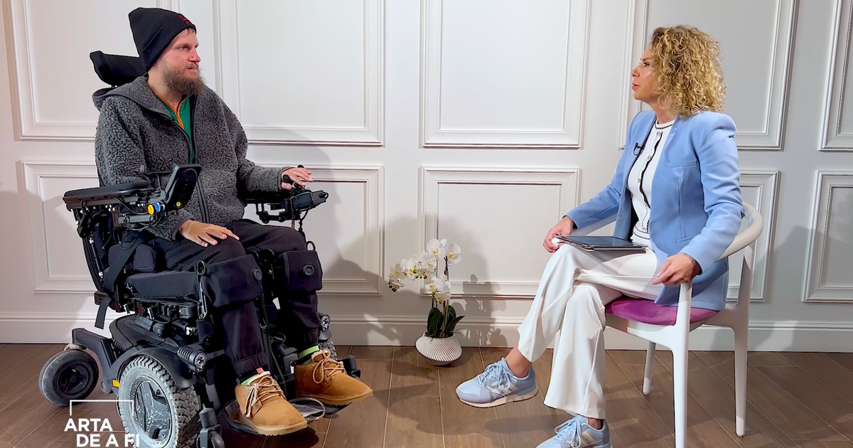 Mihai Neșu, aflat în scaun cu rotile, și Mirela Vașadi Blasius, în cadrul unui interviu.