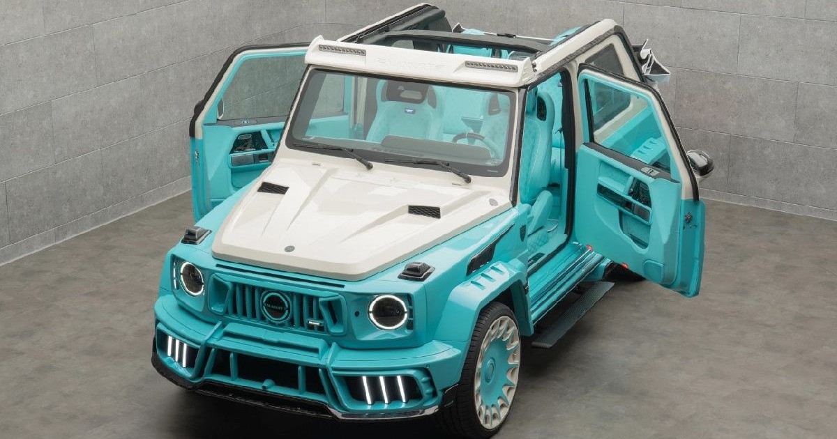 Imaginea prezintă un SUV decapotabil de lux, personalizat în nuanțe de turcoaz și alb, fotografiat de sus, având portierele deschise.