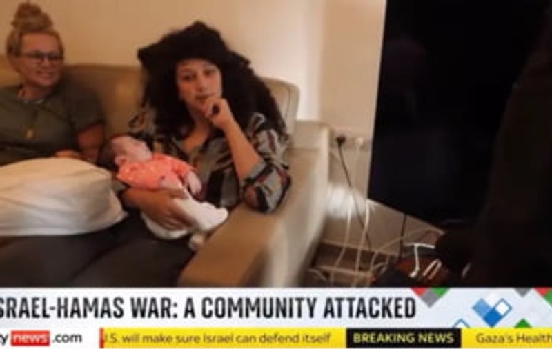 Momentul sfâșietor în care o mamă israeliană află, în timpul unui interviu, că soțul ei a fost găsit mort, după ce dispăruse în masacrul de la Kfar Aza
